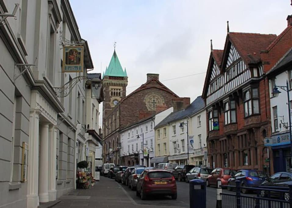 Abergavenny Center 2-Bed Flat Lägenhet Exteriör bild